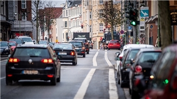 Autos auf der Hafenstraße in Bremerhaven.