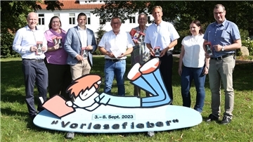 Hagens Bürgermeister Andreas Wittenberg (Mitte) mit den Untestützern des Vorlese-Fiebers.