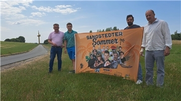 Hagens Bürgermeister Andreas Wittenberg (v.l.), Veranstalter Eike Wittmaier und Sönke Janz sowie Ortsbürgermeister Falko Wahls-Seedorff freuen sich auf den Sandstedter Sommer am 26. August. 