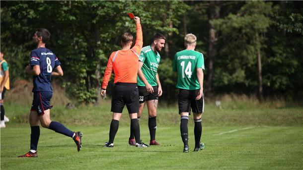 Hagens Lars Janssen (Mitte) wurde beim Saisonauftakt beim SV Lindwedel-Hope des Feldes verwiesen.