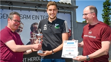 Hagens Stürmer Finn-Niklas Klaus (Mitte) bekommt von NZ-Sportredakteur Dietmar Rose (links) den NZ-Torjägerpokal überreicht. Rouven Wisotzka von Sport Herold packt einen 200-Euro-Gutschein für das Bremerhavener Fachgeschäft obendrauf.