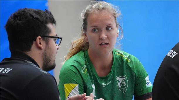 Hagens Trainer Jasper Hämmerling und Kira Seebeck besprechen sich.