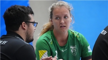 Hagens Trainer Jasper Hämmerling und Kira Seebeck besprechen sich.