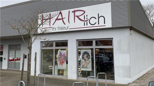 Kamm in: Das sind die krehaartivsten Friseurnamen zwischen Wesermarsch und Elbe "Hairliche" Frisuren verspricht dieser Salon in Cuxhaven.