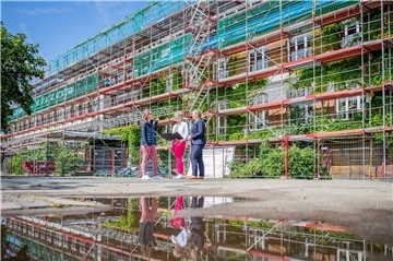  Das alte Gemäuer der Fritz-Husmann-Grundschule Baujahr 1909 wird energetisch umgerüstet. Zunächst wird das gesamte Dach neu gedeckt, gedämmt, mit Photovoltaik versehen. Dann kommt das Weinlaub ab, neue Fenster im Original-Stil kommen rein - so erklären es (von rechts) Isabelle Bornemann und Tanja Schmitz von Seestadt-Immobilien der CDU-Stadtverordneten Astrid Milch 
