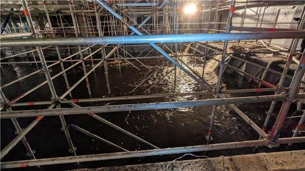 Halbgefülltes Schwimmbecken in Rotenburg: Das Hochwasser hielt die Einsatzkräfte in der Nacht zu Heiligabend auf Trab.