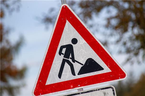 Baustellenschild. Halbseitige Sperrung: Auf der B 212 bei Nordenham wird am 12. Mai gemäht – der Verkehr wird umgeleitet.