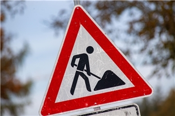 Baustellenschild. Halbseitige Sperrung: Auf der B 212 bei Nordenham wird am 12. Mai gemäht – der Verkehr wird umgeleitet.