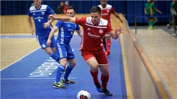Hallenfußball ist für die Kicker im Winter eine willkommene Abwechslung.