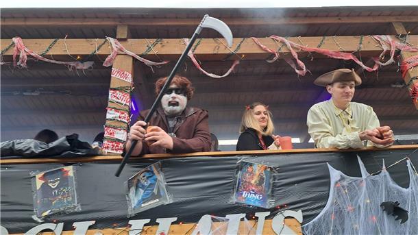 Die schönsten Fotos vom Karneval in Wehdel: Was für ein bunter Umzugstrubel Halloween-Stimmung kommt bei diesem Wagen auf.