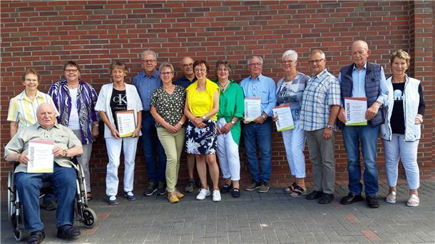 Halten der Siedlergemeinschaft seit vielen Jahren die Treue und wurden dafür geehrt (von links): Gabriele und Enno Bielefeld, Gisela Ruschas, Monika Köhler, Lothar und Ingrid Schau, Dietmar und Renate Lieken, Margret und Wolfgang Gebauer, Heike und Franz Männel, Rainer und Anke Schumacher.