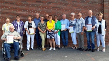 Halten der Siedlergemeinschaft seit vielen Jahren die Treue und wurden dafür geehrt (von links): Gabriele und Enno Bielefeld, Gisela Ruschas, Monika Köhler, Lothar und Ingrid Schau, Dietmar und Renate Lieken, Margret und Wolfgang Gebauer, Heike und Franz Männel, Rainer und Anke Schumacher.
