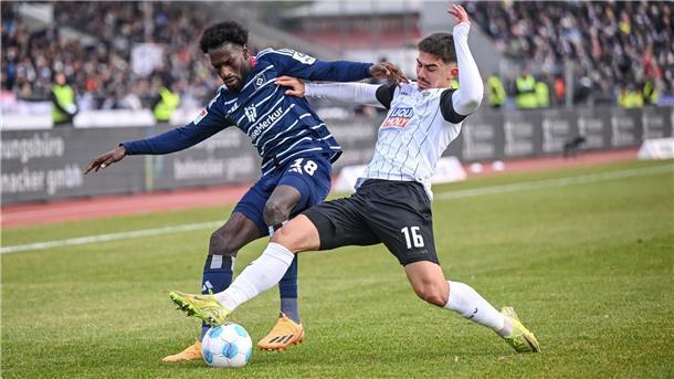 Nächster Rückschlag für HSV - 1:1 in Ulm Hamburgs Bakery Jatta (l) in Aktion gegen Ulms Aaron Keller.