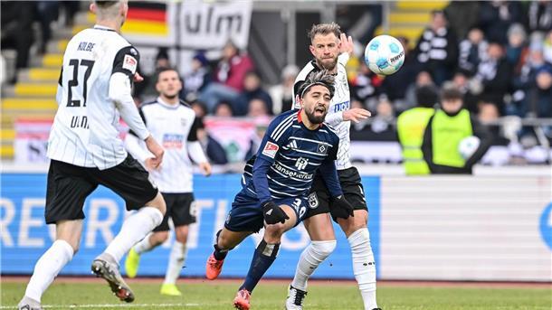 Nächster Rückschlag für HSV - 1:1 in Ulm Hamburgs Immanuel Pherai verfolgt den Ball.