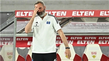 Hamburgs Trainer Tim Walter war Angesichts der Leistung seiner Mannschaft verzweifelt. 