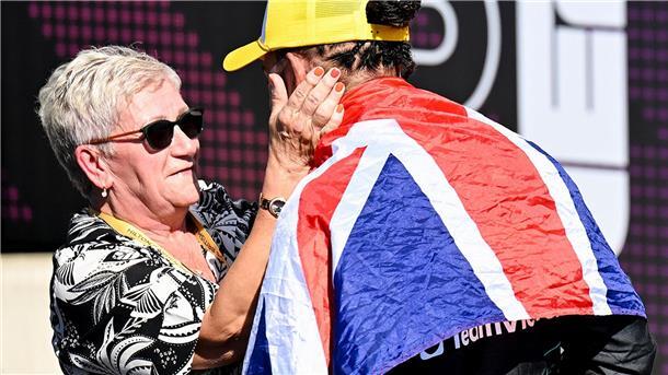 Hamilton feiert einen Sieg mit seiner Mutter Carmen Larbalestier.