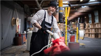 Handarbeit gehört auch heute noch zur Tauwerkproduktion. Spleißer Kai Fischer stellt gerade das sogenannte Auge – es wird beim Festmachen um den Poller gelegt – am Ende der 220 Meter langen Trosse her.
