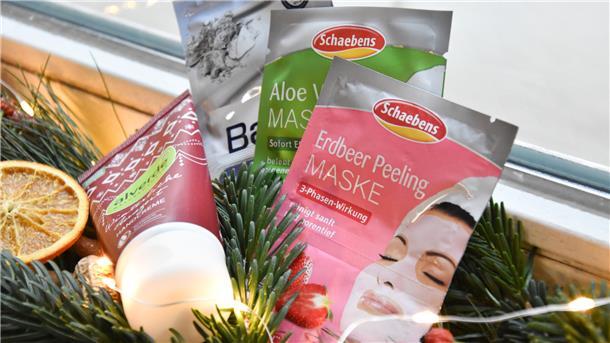 Über diese Wichtelgeschenke freuen sich Ihre Kollegen Handcreme, eine Pflegekur und Gesichtsmasken bilden gemeinsam ein Wohlfühlpaket für die durch Winterkälte geplagte Haut.