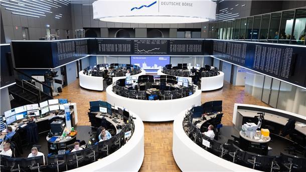 Dax übertrifft erstmals 24.000 Punkte Handelssaal der Deutschen Börse: Trotz vieler Krisen eilt der Dax von Rekord zu Rekord (Archivbild)