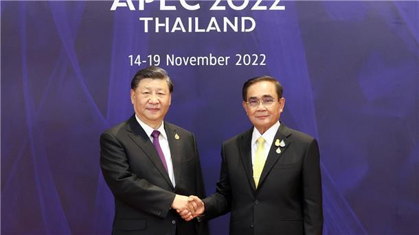 Handschlag in Bangkok: Chinas Präsident Xi Jinping (l) und Gastgeber Prayut Chan-o-cha, der Ministerpräsident von Thailand.