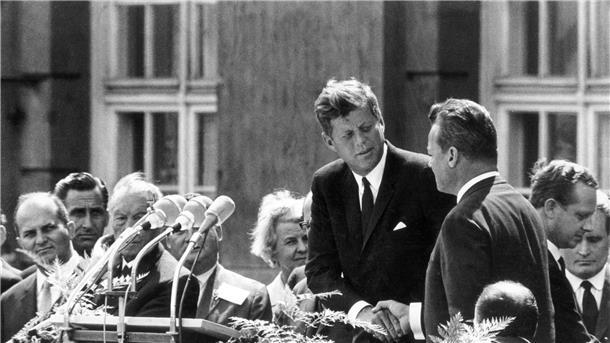 Handschlag in Berlin: US-Präsident John F. Kennedy (M) und der Regierende Bürgermeister von Berlin, Willy Brandt (r), vor dem Schöneberger Rathaus am 26. Juni 1963. Dort sprach Kennedy den legendären Satz „Ich bin ein Berliner“.