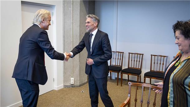 Handschlag in Den Haag: Der designierte Ministerpräsident Dick Schoof und PVV-Chef Geert Wilders (l).