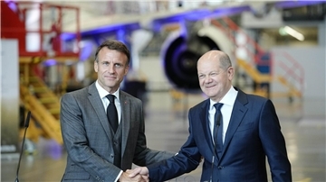 Handschlag in Hamburg: Präsident Emmanuel Macron (l) und Bundeskanzler Olaf Scholz.