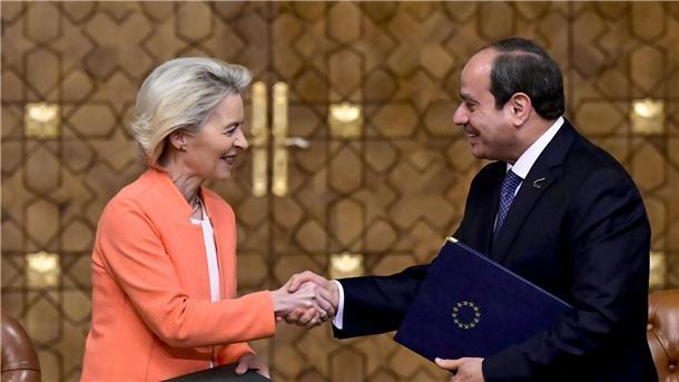 EU will Milliarden in Beziehungen mit Ägypten investieren Handschlag in Kairo: EU-Kommissionspräsidentin Ursula von der Leyen und der ägyptische Präsident Abdel Fattah al-Sisi besiegeln eine neue „umfassende und strategische Partnerschaft“.