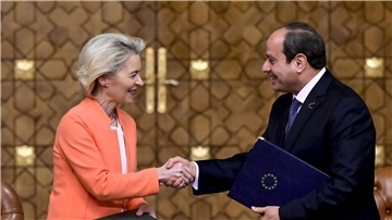 Handschlag in Kairo: EU-Kommissionspräsidentin Ursula von der Leyen und der ägyptische Präsident Abdel Fattah al-Sisi besiegeln eine neue „umfassende und strategische Partnerschaft“.