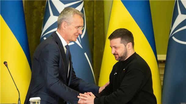 Stoltenberg in Kiew: Ukraines Platz ist in der Nato Handschlag in Kiew: Nato-Generalsekretär Jens Stoltenberg (l) und der ukrainische Präsident Wolodymyr Selenskyj.