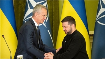 Handschlag in Kiew: Nato-Generalsekretär Jens Stoltenberg (l) und der ukrainische Präsident Wolodymyr Selenskyj.