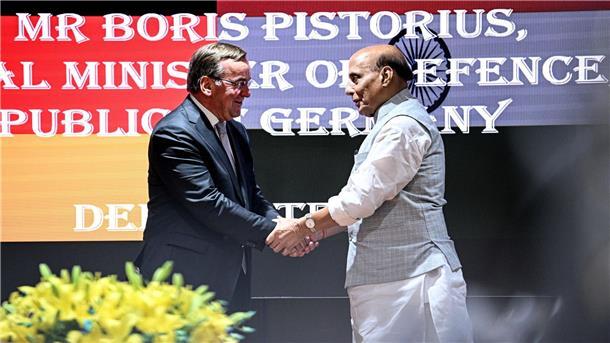 Handschlag in Neu Delhi: Bundesverteidigungsminister Boris Pistorius und sein indischer Amtskollege Rajnath Singh (r).
