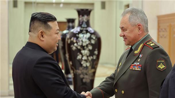 Handschlag in Pjöngjang: Kim Jong Un (l) empfängt Sergej Schoigu.