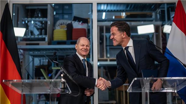Deutschland und Niederlande vertiefen Militärkooperation Handschlag in Rotterdam: Bundeskanzler Olaf Scholz und der niederländische Ministerpräsident Mark Rutte bei einer Pressekonferenz im Rahmen der deutsch-niederländischen Regierungskonsultationen.