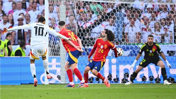Nagelsmann über Handspiel: „Verwundert über meine Reaktion“ Handspiel, aber kein Elfmeter: Jamal Musiala schießt, Marc Cucurella wehrt den Ball mit der Hand ab.