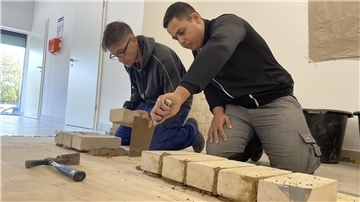 Jung-Handwerker bei der Arbeit im Wir-Laden