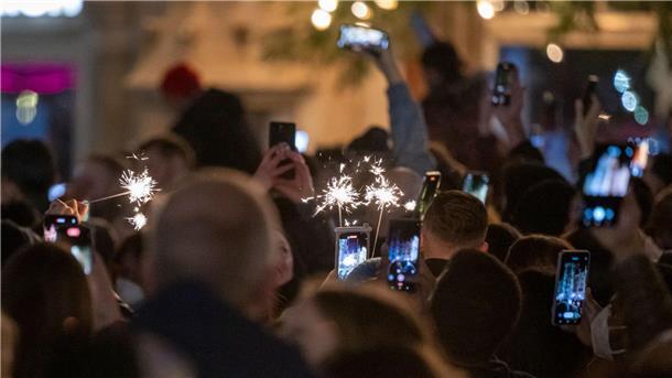 Silvester-Datenverbrauch im Handynetz zieht kräftig an Handynutzer in Deutschland haben in der Silvesternacht deutlich mehr Daten verbraucht als ein Jahr zuvor.