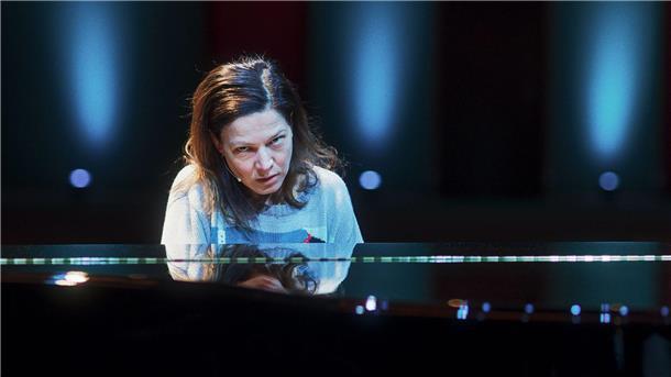 Die Filmstarts der Woche Hannah Herzsprung als Jenny von Loeben in einer Szene des Films „15 Jahre“.
