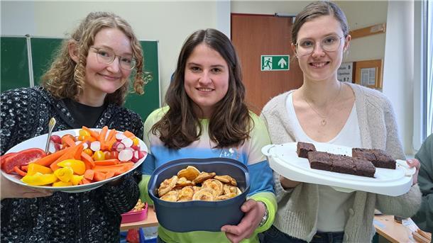 Hannah Köstergarten, Carolin Schmidt (18) und Lena Böcker (19, v.l.) haben mit den anderen Abiturienten ein Buffet vorbereit, an dem sich die Blutspender stärken können. 