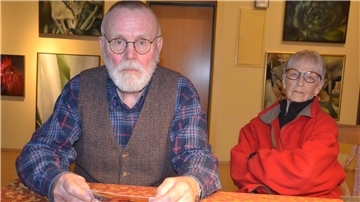 Hannelore und Klaus Bierkardt sitzen an ihrem Esstisch und fragen sich, wie es mit ihrer Galerie in Badenstedt weitergeht, wenn der Mietvertrag abgelaufen ist.