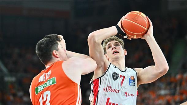 Sieg über Würzburg: Ulms Basketballer fordern FC Bayern Hannes Steinbach arbeitet unter dem Korb.