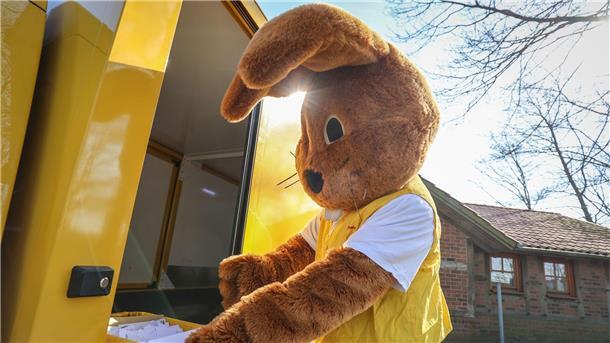 Mehr als 12.000 Briefe an den Osterhasen Hanni Hase holt Briefe für das Osterpostamt in Ostereistedt ab.