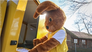 Hanni Hase holt Briefe für das Osterpostamt in Ostereistedt ab.