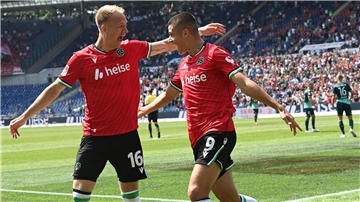 Hannover 1:0-Schütze Nicolo Tresoldi (r) mit Vorlagengeber Harvard Nielsen