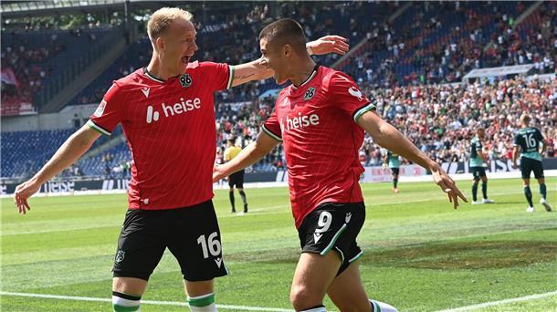 Leitl über Hannover 96 und die Fans: Vieles wächst zusammen Hannover 1:0-Schütze Nicolo Tresoldi (r) mit Vorlagengeber Harvard Nielsen