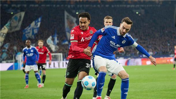 Mit zwei späten Toren: Hannover dreht Spiel auf Schalke Hannover und Schalke lieferten sich zahlreiche enge Duelle.