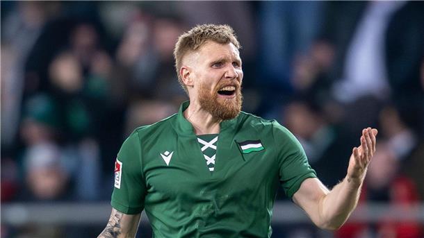 Hannover 96 gewinnt Testspiel gegen Ramlingen/Ehlershausen Hannovers Andreas Voglsammer jubelt.
