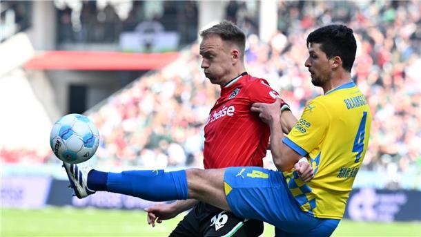 Fanproteste und spätes 1:1: Hannover rettet Punkt im Derby Hannovers Håvard Nielsen und Braunschweigs Jannis Nikolaou im Zweikampf.
