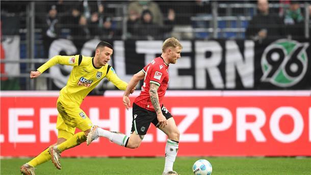 Hannover beendet Negativserie mit 3:2 gegen Ulm Hannovers Offensivspieler wie Andreas Voglsammer (r.) konnten ihren Ulmer Gegenspielern in der ersten Halbzeit nur selten davonlaufen.