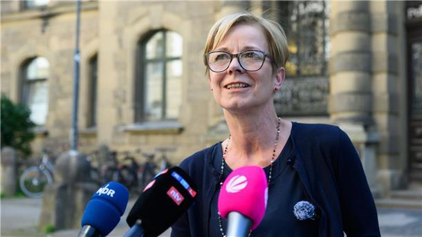 Angeklagte Polizisten sollen sich rassistisch geäußert haben Hannovers Polizeipräsidentin Gwendolin von der Osten berichtet von Disziplinarmaßnahmen gegen zwei Polizisten, die wegen Diebstahls vor Gericht stehen.